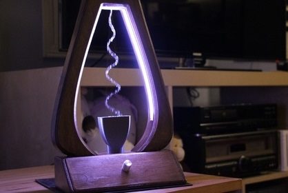 Water manipulating lamp